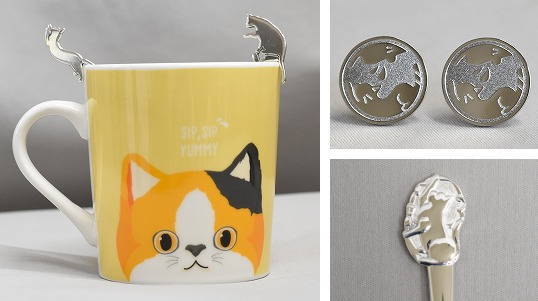 猫のマグカップにマドラーが入ってます。