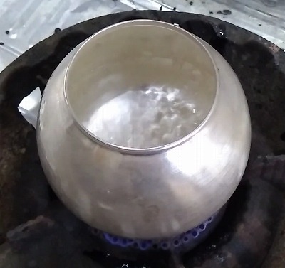 銀製湯沸かしでお湯を沸かそう