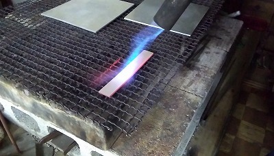 ペーパーナイフ製作工程・火をあて、なましているところ