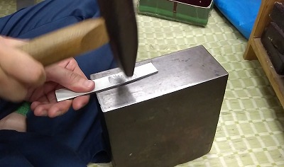 ペーパーナイフ製作工程・叩いてのばし、鍛えていきます