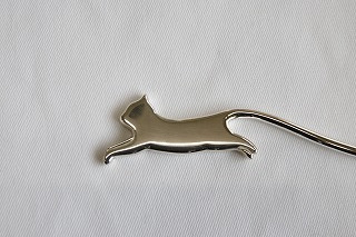 持ち手はおねだりしている猫をモチーフにしました。裏面には文字を彫刻できます